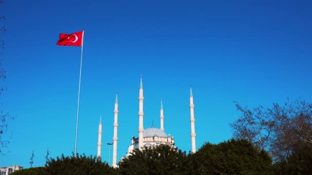 Sabanci Zentralmoschee und türkische Flagge in adana, seyhan Stadt der Türkei. — Stockvideo