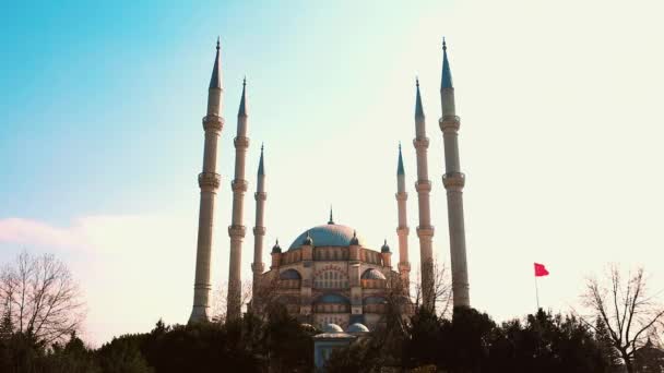 萨班奇中央清真寺和土耳其国旗在阿达纳，土耳其塞汉市. — 图库视频影像