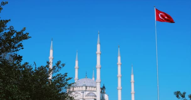 Sabanci Central mešita a turecká vlajka v Adaně, Simhanském městě Turecka. 