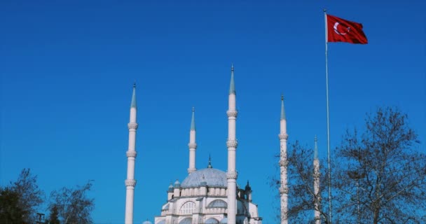 Κεντρικό Τζαμί Sabanci και τουρκική σημαία στην Άδανα, πόλη της γαλοπούλας Seyhan. — Αρχείο Βίντεο