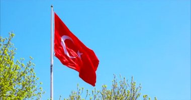 Mavi gökyüzüne sallanan Türk bayrağı.