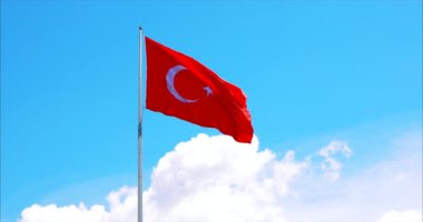 Mavi gökyüzüne sallanan Türk bayrağı.