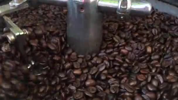 Koffie bonen roosteren — Stockvideo