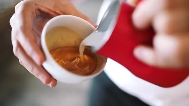 Latte art design av barista med mjölk och kaffe närbild. — Stockvideo