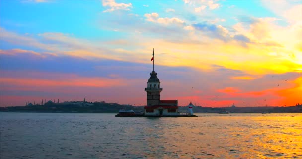 Θέα του παρθενικό πύργο στην Κωνσταντινούπολη πόλη της Τουρκίας. — Αρχείο Βίντεο