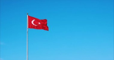 Mavi gökyüzüne sallanan Türk bayrağı.