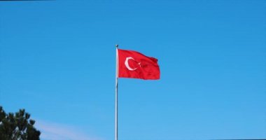 Mavi gökyüzüne sallanan Türk bayrağı.