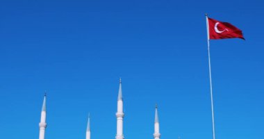 Adana'da Sabancı Merkez Camii ve Türk bayrağı, Seyhan ilçesi. 