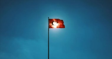 Güneşle gökyüzünde sallanan Türk bayrağı. 