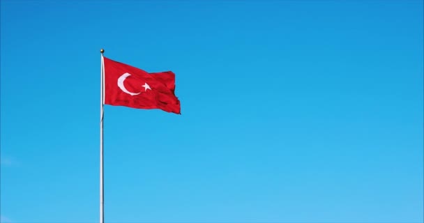 Τουρκική σημαία που χαιρετάει τον γαλάζιο ουρανό. — Αρχείο Βίντεο