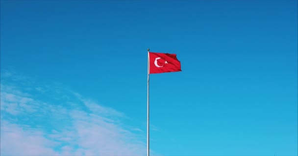 Turkse vlag zwaaiende bij Blue Sky. — Stockvideo