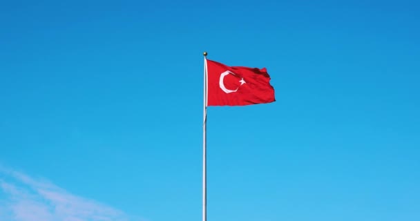 Turkse vlag zwaaiende bij Blue Sky. — Stockvideo