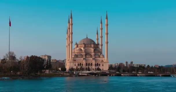 阿达纳的萨班奇中央清真寺与塞汉河和树木的延时 清真寺有从塞汉河在阳光明媚的日子与蓝色干净的天空的反射 — 图库视频影像