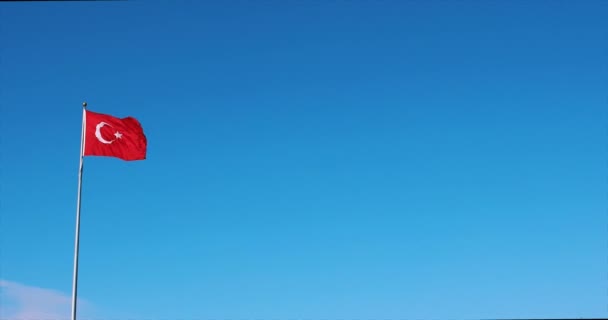 Türkische Flagge weht am blauen Himmel. — Stockvideo