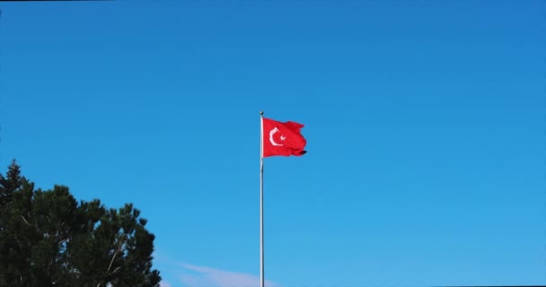 Bandeira turca acenando no céu azul . — Vídeo de Stock