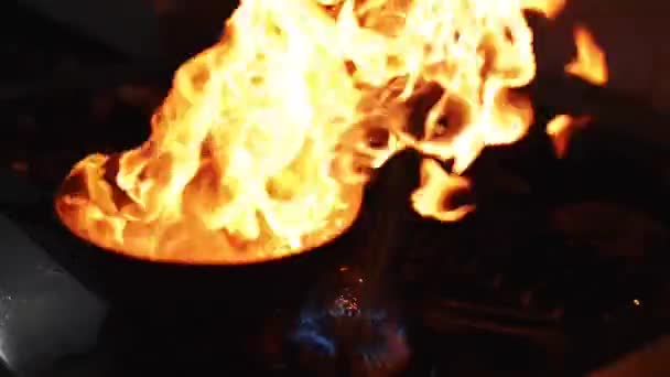 Poêle et flamme pendant le repas du chef . — Video