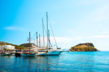 Türkiye'nin Bodrum şehrinde Ege Denizi'nin Panoramik Manzarası, geleneksel beyaz evler, marina, yelkenli tekneler ve yatlar. Ege tarzı turkuaz su.