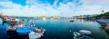 Türkiye'nin Bodrum şehrinde Ege Denizi'nin Panoramik Manzarası, geleneksel beyaz evler, marina, yelkenli tekneler ve yatlar. Ege tarzı turkuaz su.