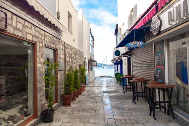 Türkiye'nin Bodrum şehrinde beyaz sokak ve çiçeklerin manzarası. Bodrum'da Ege tarzı renkli sokak, duvar, ev ve çiçekler.
