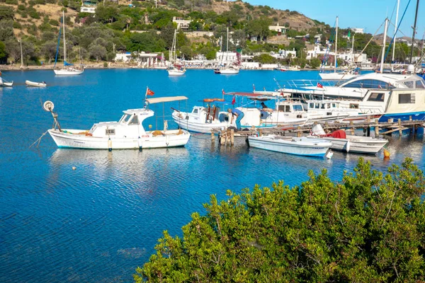 Panoramautsikt Över Egeiska Havet Traditionella Vita Hus Småbåtshamn Segelbåtar Och — Stockfoto