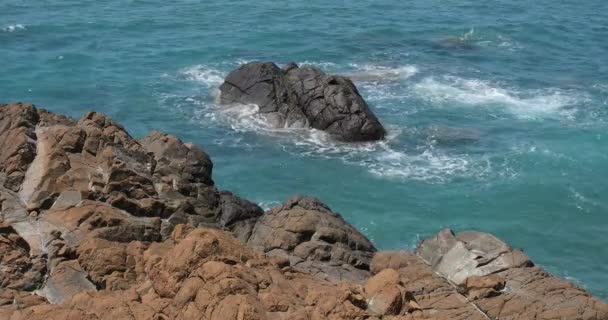 Ondas Olas chocando y golpeando contra las rocas en el océano o el mar . — Vídeo de stock