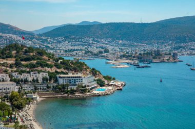Ege Denizi'nin Panoramik Manzarası, Geleneksel Beyaz Evler Yat Limanı ve Bodrum Kalesi, Bodrum şehir veya türkiye'nin bir kasabası. Renkli sokak, ev ve çiçekler.