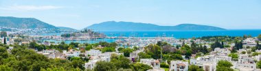 Ege Denizi'nin Panoramik Manzarası, Geleneksel Beyaz Evler Yat Limanı ve Bodrum Kalesi, Bodrum şehir veya türkiye'nin bir kasabası. Renkli sokak, ev ve çiçekler.