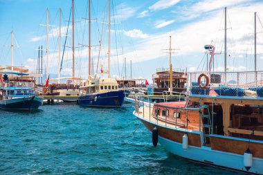 Bodrum Sahili, Ege Denizi, geleneksel beyaz evler, çiçekler, marina, Bodrum kasabası Türkiye 'de yelkenli tekneler, yatlar.