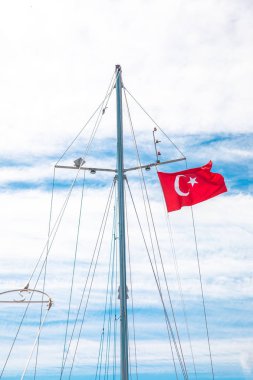Türk bayraklı Marina'da Demirli Yelkenli, Yelkenli Tekne veya Yat Direkleri. Türkiye'de Bodrum'da marina görünümü. Yatlarla Bodrum Marina, Ege Denizi kıyıları ve kıyıları manzarası.