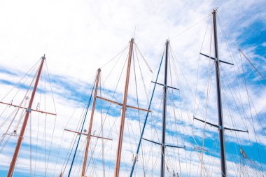 Türk bayraklı Marina'da Demirli Yelkenli, Yelkenli Tekne veya Yat Direkleri. Türkiye'de Bodrum'da marina görünümü. Yatlarla Bodrum Marina, Ege Denizi kıyıları ve kıyıları manzarası.