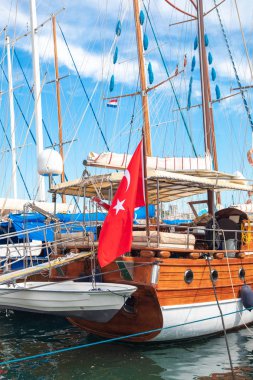 Türk bayraklı Marina'da Demirli Yelkenli, Yelkenli Tekne veya Yat Direkleri. Türkiye'de Bodrum'da marina görünümü. Yatlarla Bodrum Marina, Ege Denizi kıyıları ve kıyıları manzarası.