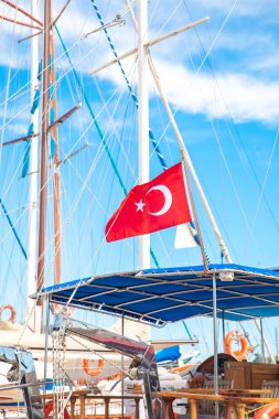 Türk bayraklı Marina'da Demirli Yelkenli, Yelkenli Tekne veya Yat Direkleri. Türkiye'de Bodrum'da marina görünümü. Yatlarla Bodrum Marina, Ege Denizi kıyıları ve kıyıları manzarası.