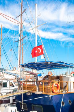 Türk bayraklı Marina'da Demirli Yelkenli, Yelkenli Tekne veya Yat Direkleri. Türkiye'de Bodrum'da marina görünümü. Yatlarla Bodrum Marina, Ege Denizi kıyıları ve kıyıları manzarası.