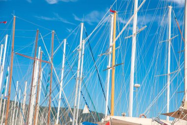 Türk bayraklı Marina'da Demirli Yelkenli, Yelkenli Tekne veya Yat Direkleri. Türkiye'de Bodrum'da marina görünümü. Yatlarla Bodrum Marina, Ege Denizi kıyıları ve kıyıları manzarası.