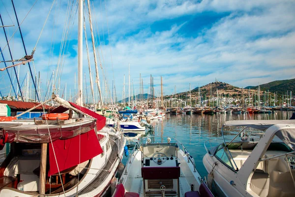 土耳其博德鲁姆市爱琴海全景 传统白色房屋 帆船和游艇 爱琴海风格的绿松石水 — 图库照片