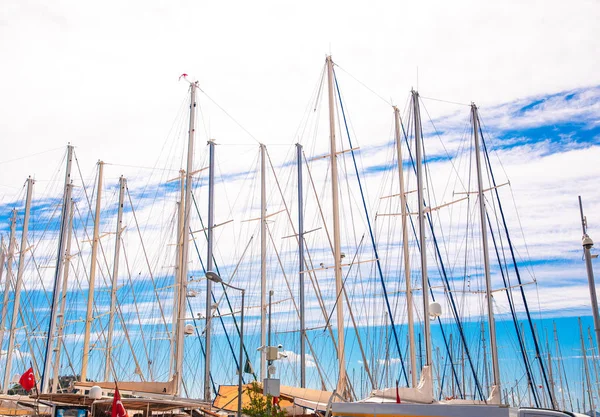 码头帆船 帆船或游艇的桅杆 在码头与土耳其国旗 土耳其博德鲁姆镇或城市的码头景观 乘坐游艇欣赏爱琴海博德鲁姆码头 海岸和海岸 — 图库照片