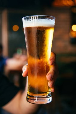 Elinde Soğuk Bira Bardağı tutan adam. Refresment Soğuk Lager Birası