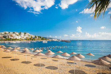 Bodrum Sahili, Ege Denizi, geleneksel beyaz evler, çiçekler, marina, Bodrum kasabası Türkiye 'de yelkenli tekneler, yatlar.