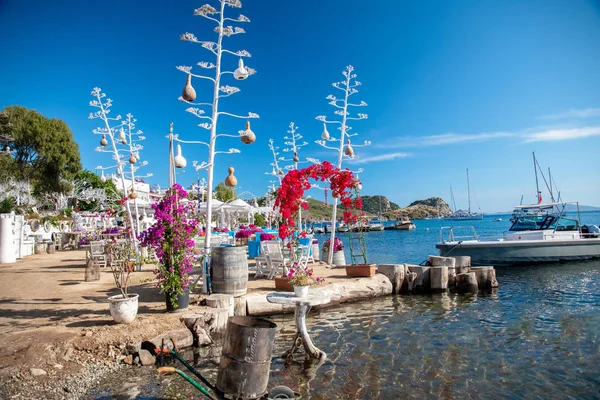 Вид Рыбный Ресторан Кафе Цветы Бугаинвиллеи Пляже Бодрум Турецком Городе — стоковое фото