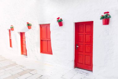 Bodrum'da beyaz sokak ve çiçeklerin manzarası. Bodrum sahilinde Ege tarzı renkli sokak, duvar, ev ve çiçekler.