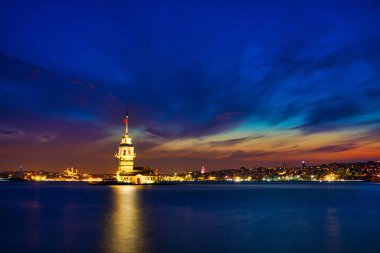İstanbul'da Kız Kulesi manzarası. Boğaz'da Tarihi Kule ve gün batımı.
