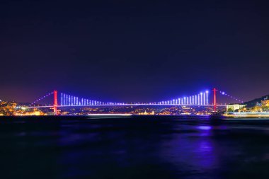 İstanbul'da Boğaz Köprüsü'nün gece Marmara Denizi'nde görünümü
