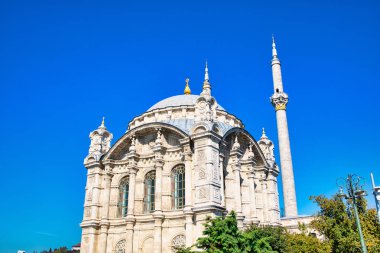 İstanbul'da Ortaköy Camii manzarası. Boğaz'da Tarihi Cami ve gün batımı.