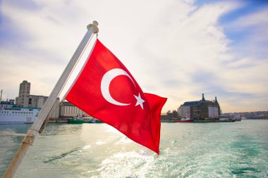 Boğaz'da rüzgarda sallanan Türk bayrağı, İstanbul, Türkiye