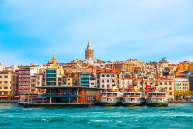 Galata Kulesi, İstanbul City of Turkey... Boğaz, martı ve teknelerle Türkiye'nin İstanbul Şehrinin Görünümü.