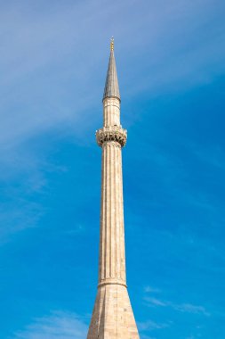 İstanbul'da mavi gökyüzünün altında Türk cami minaresi.