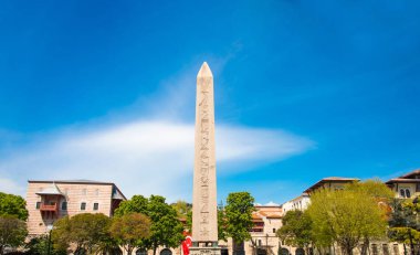 Theodosius'un (Dikilitas) Sultanahmet Meydanı'nda hiyeroglifleri olan dikilitaş. İstanbul'da Antik Mısır dikilitaş