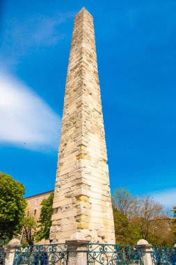 Theodosius'un (Dikilitas) Sultanahmet Meydanı'nda hiyeroglifleri olan dikilitaş. İstanbul'da Antik Mısır dikilitaş