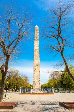 Theodosius'un (Dikilitas) Sultanahmet Meydanı'nda hiyeroglifleri olan dikilitaş. İstanbul'da Antik Mısır dikilitaş