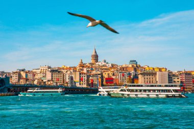 Galata Kulesi, İstanbul City of Turkey... Boğaz, martı ve teknelerle Türkiye'nin İstanbul Şehrinin Görünümü.